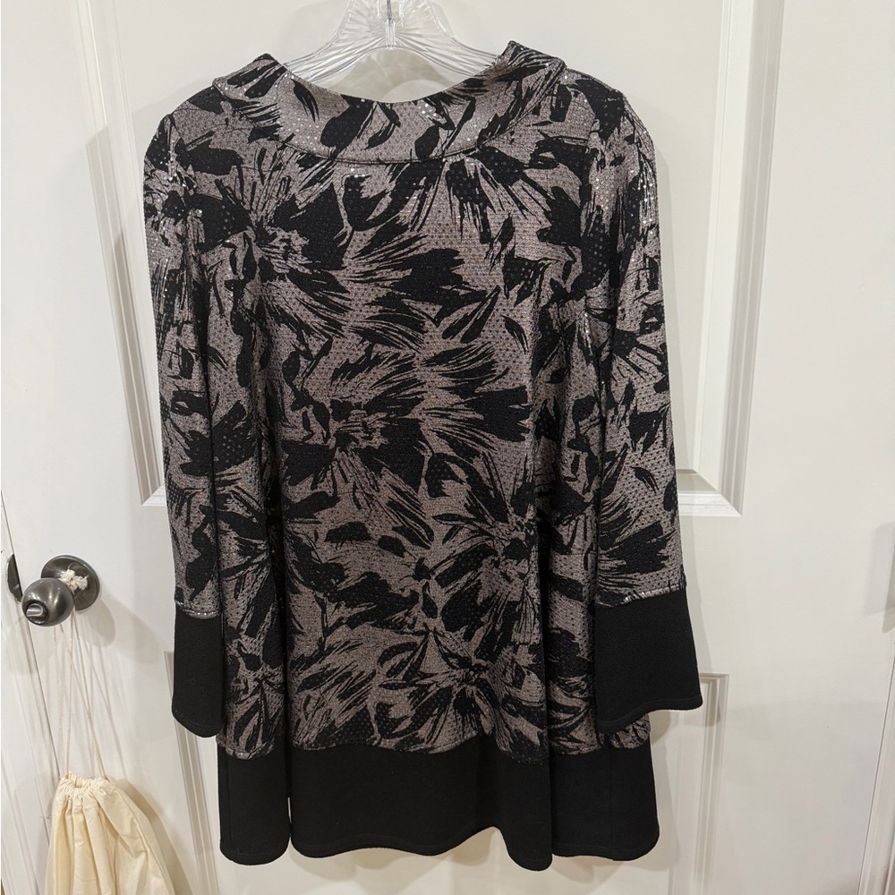 Floral Print Swing Tunic Top in Black and Gray